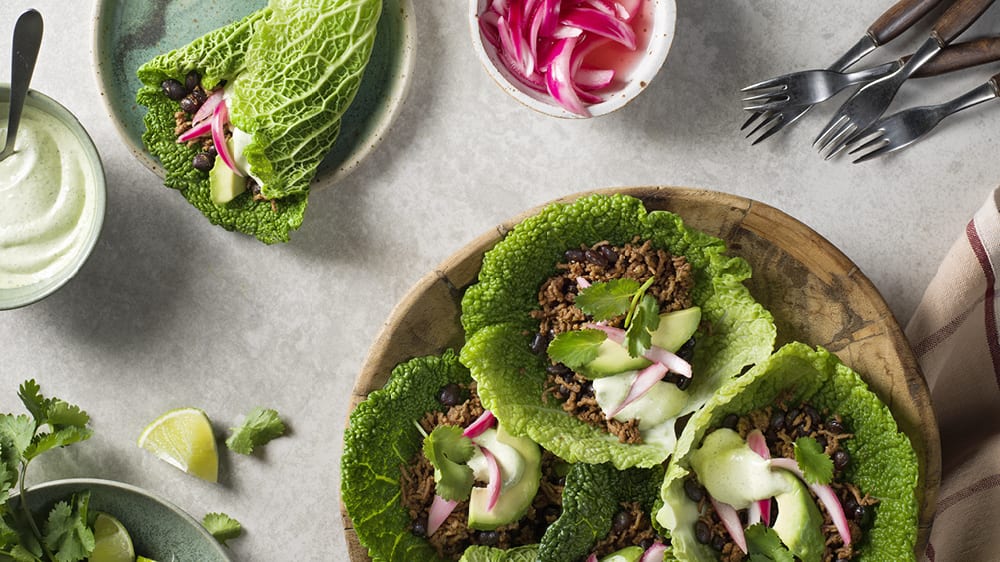 Savoykålstacos med nötfärs, svarta bönor, avokado och lime