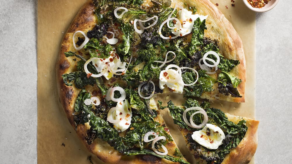 Vit pizza med krispig bladkål, buffelmozzarella, citron & syrad schalottenlök