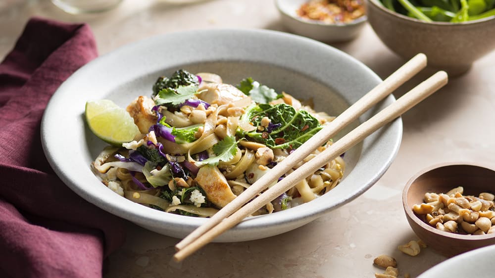 Kål-pad thai med ägg, jordnötter och lime