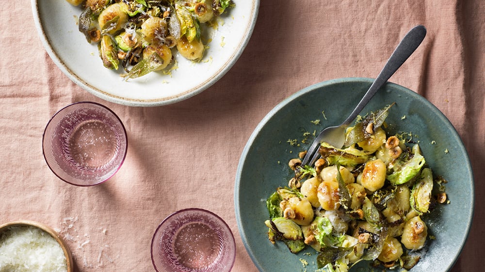 Stekt brysselkål med gnocchi, salviasmör och pecorino