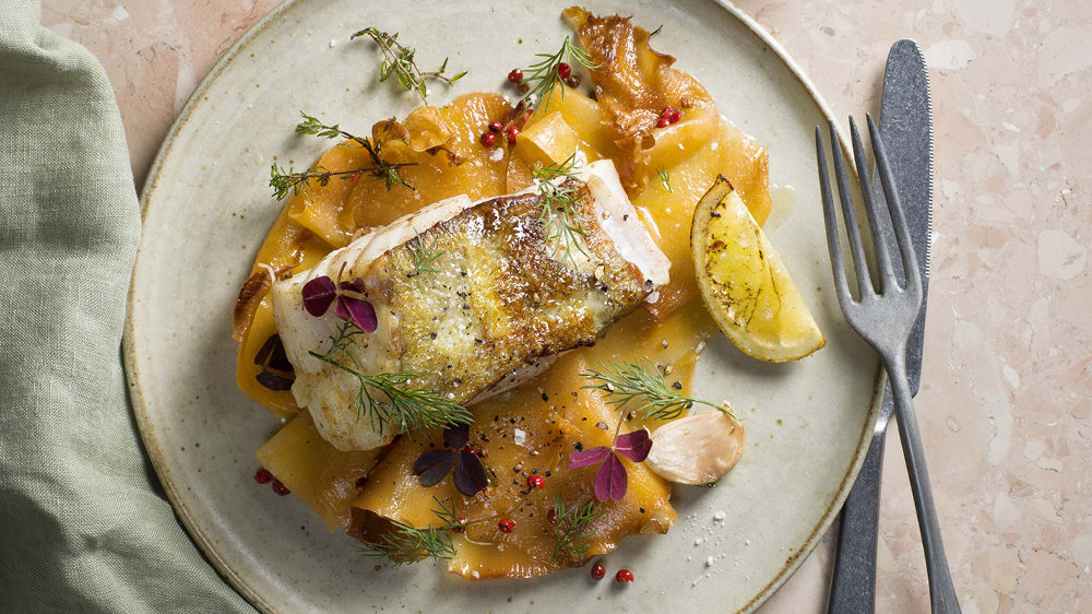 Skreitorsk med konfiterad kålrot, riven pepparrot, citron och dill