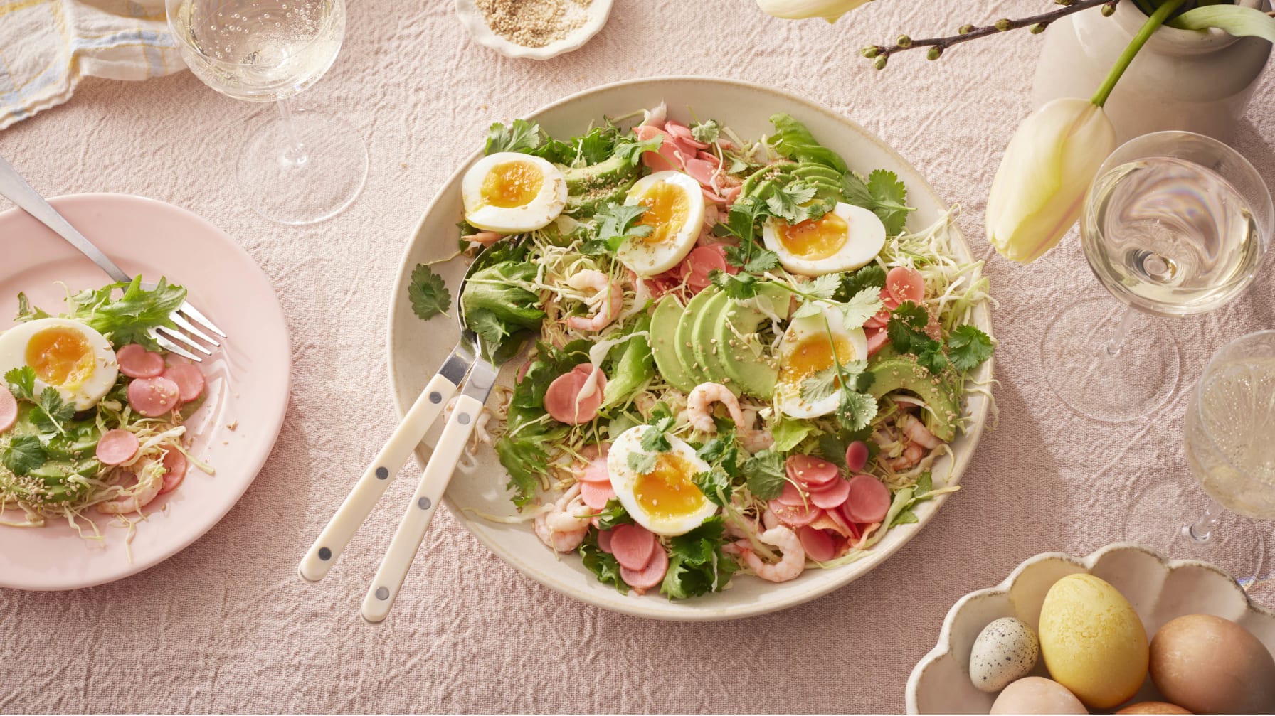 Avokadosallad med räkor, ingefärspicklad rädisa och sesamdressing