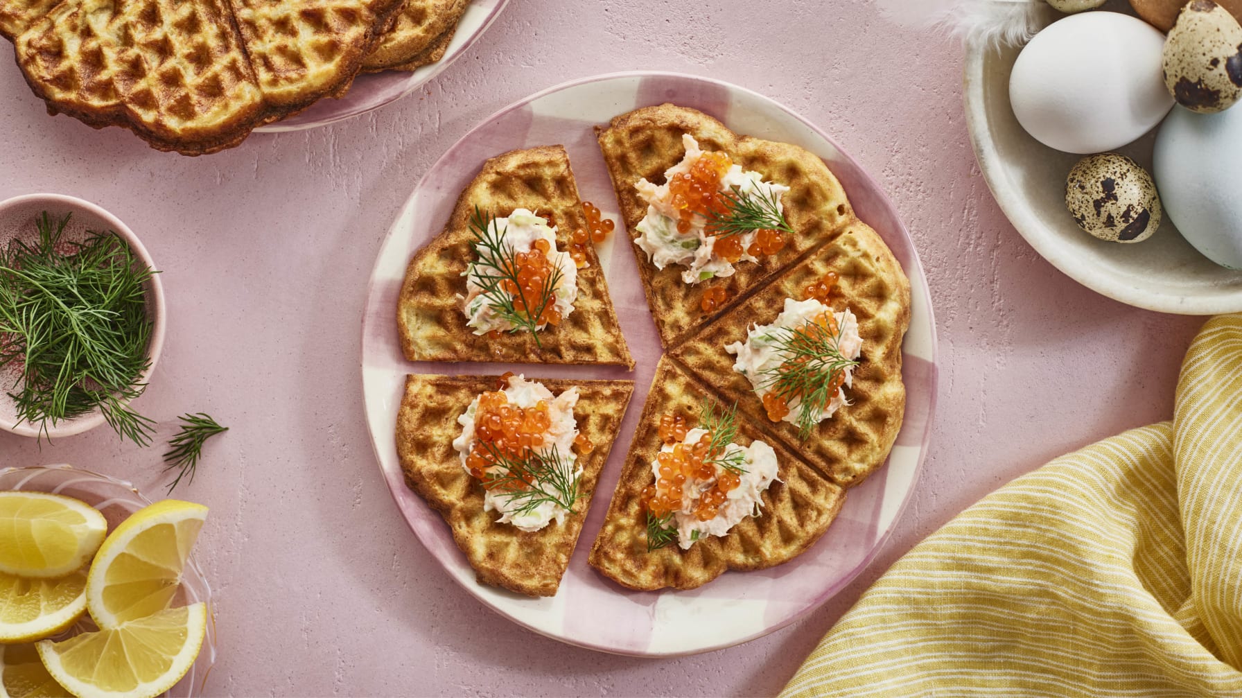 Potatisvåffla med varmrökt lax, pepparrot och rom