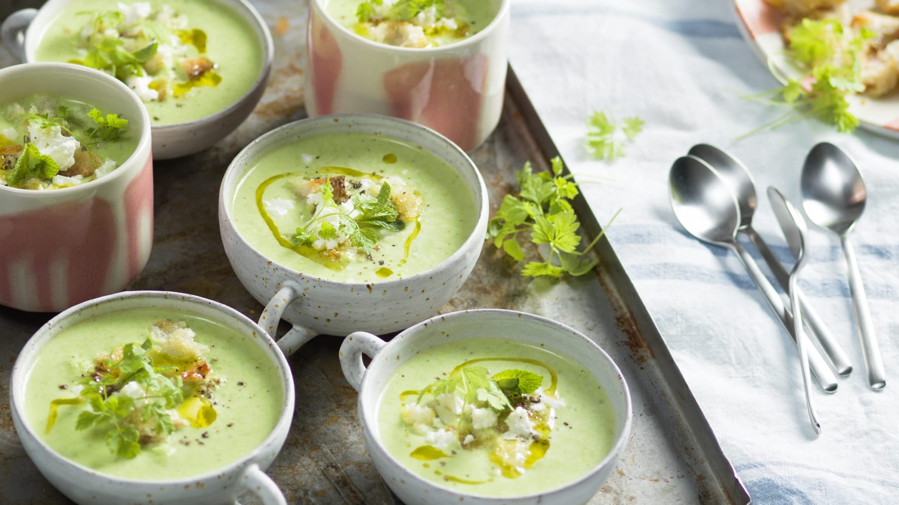 Grön ärtsoppa med mynta, lime och feta