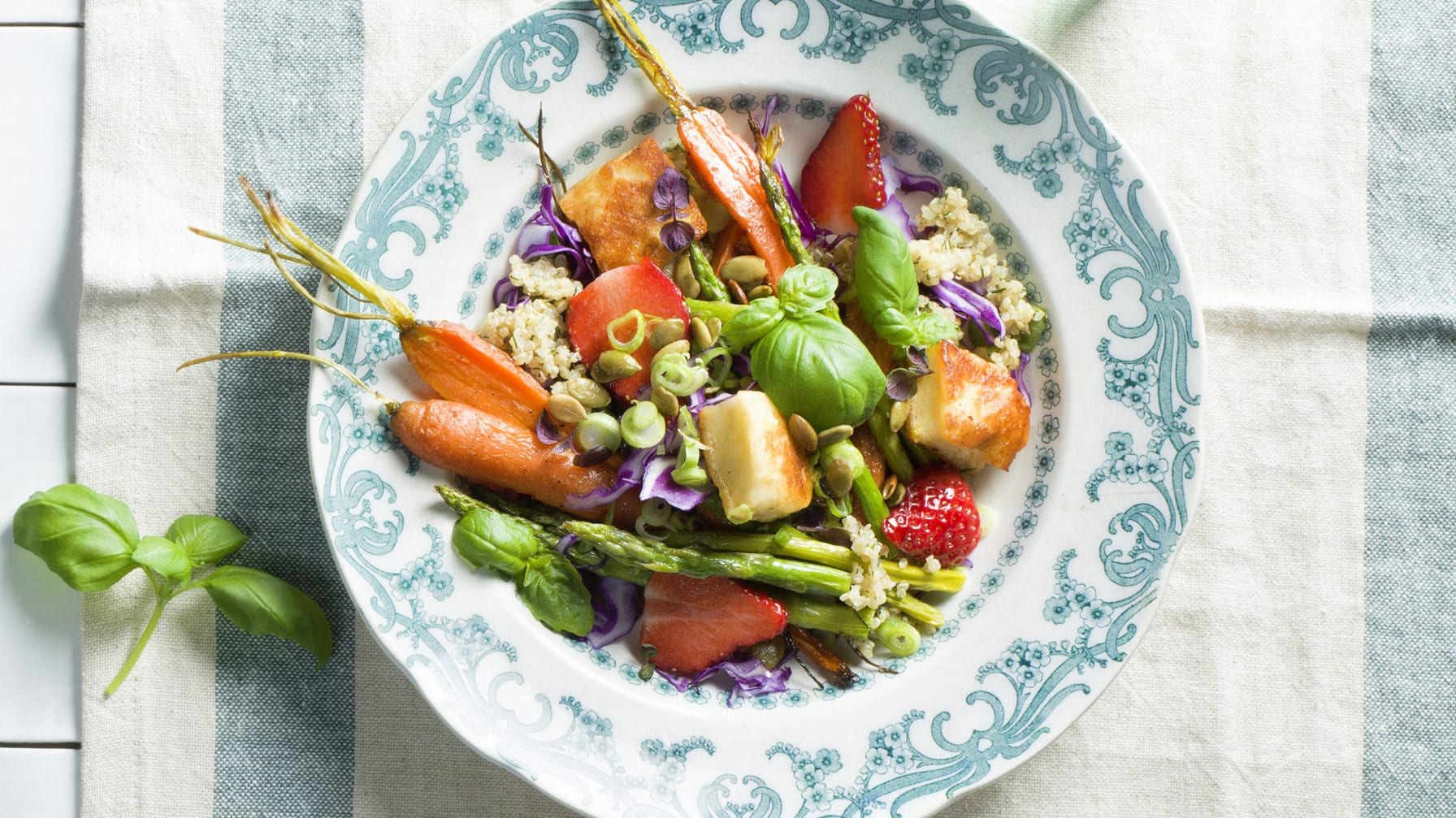 Matig vårsallad med quinoa, sparris och jordgubbar