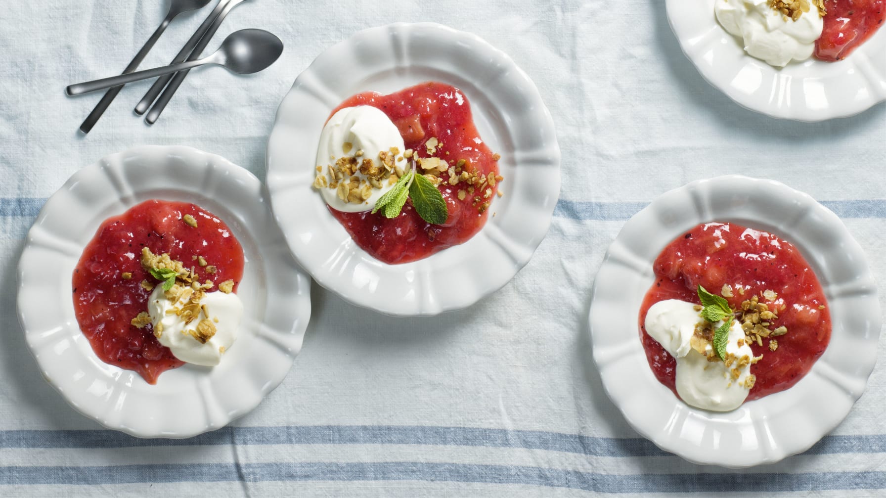 Syrlig rabarberkompott med kardemumma