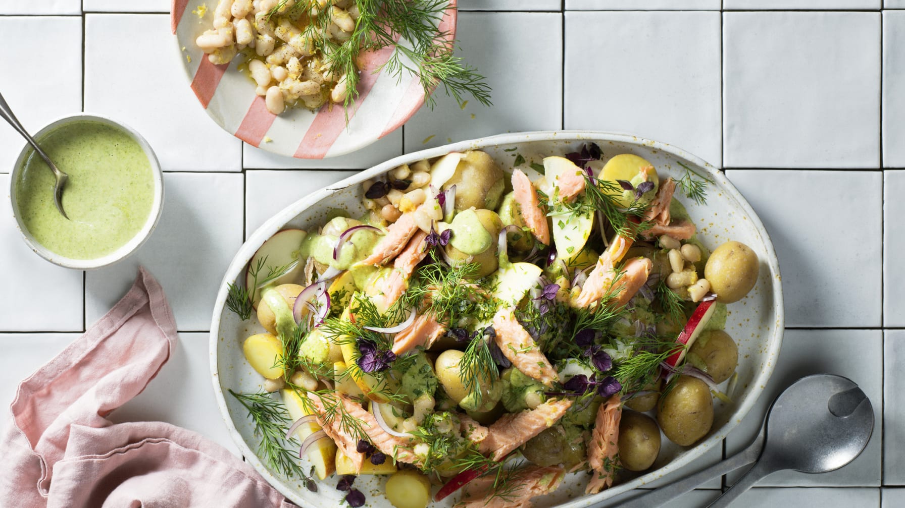 Dragonpotatissallad med varmrökt lax och citronbönor