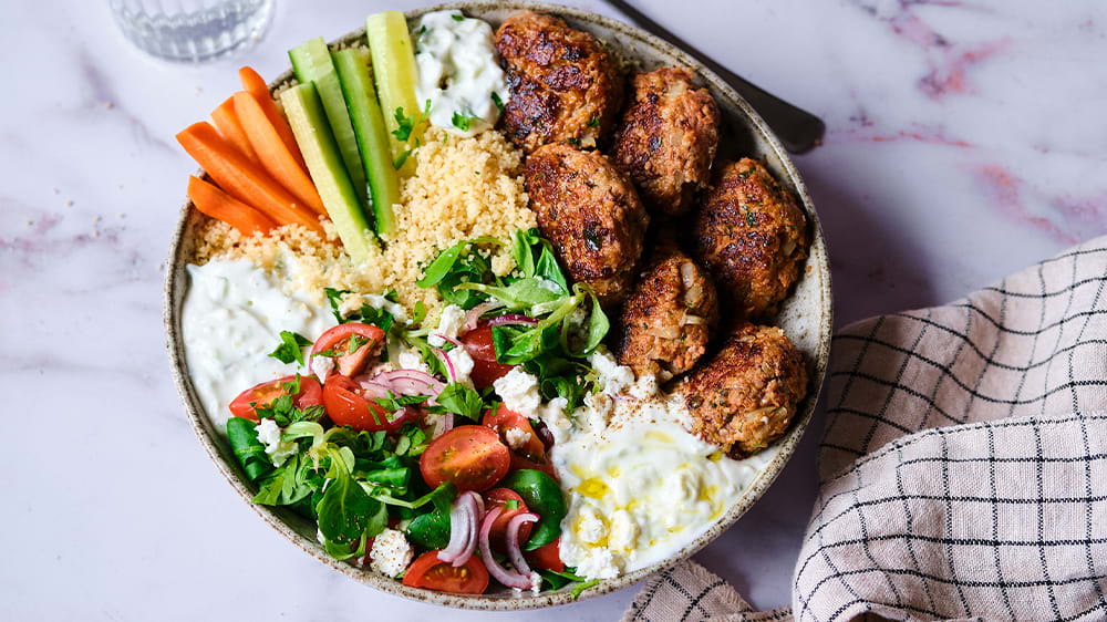 Nöt & Grönt biffar med couscous, tomatsallad och tzatziki