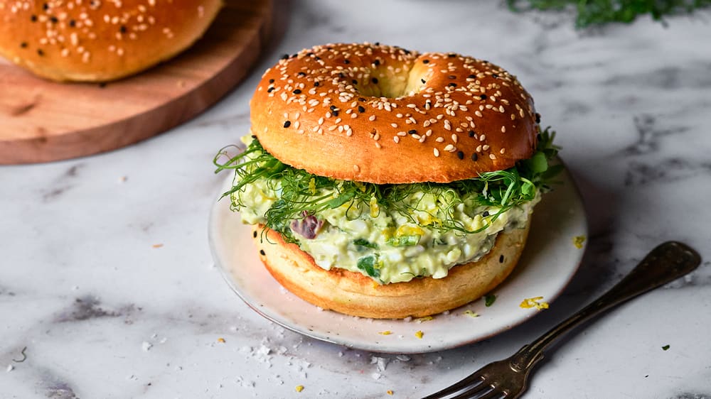 Chopped bagel med äggsallad, avokado, lök och kapris