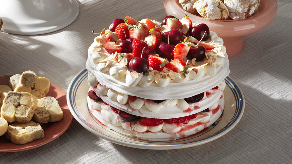 Marängtårta med rårörda sommarbär