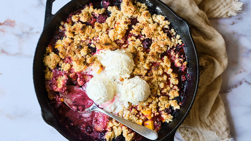 Grillad vegansk smulpaj med vaniljglass