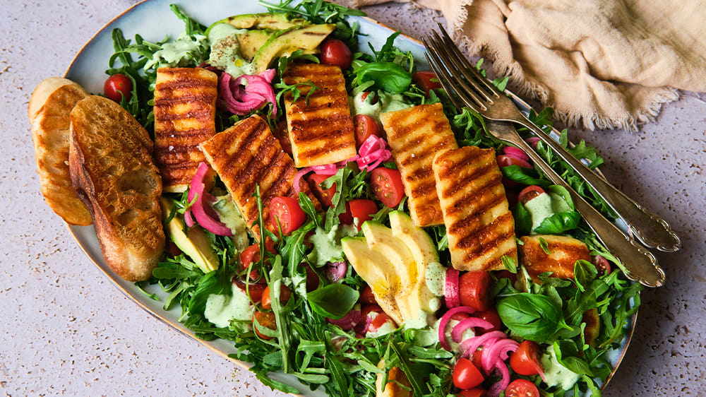 Grillostsallad med krämig basilikadressing