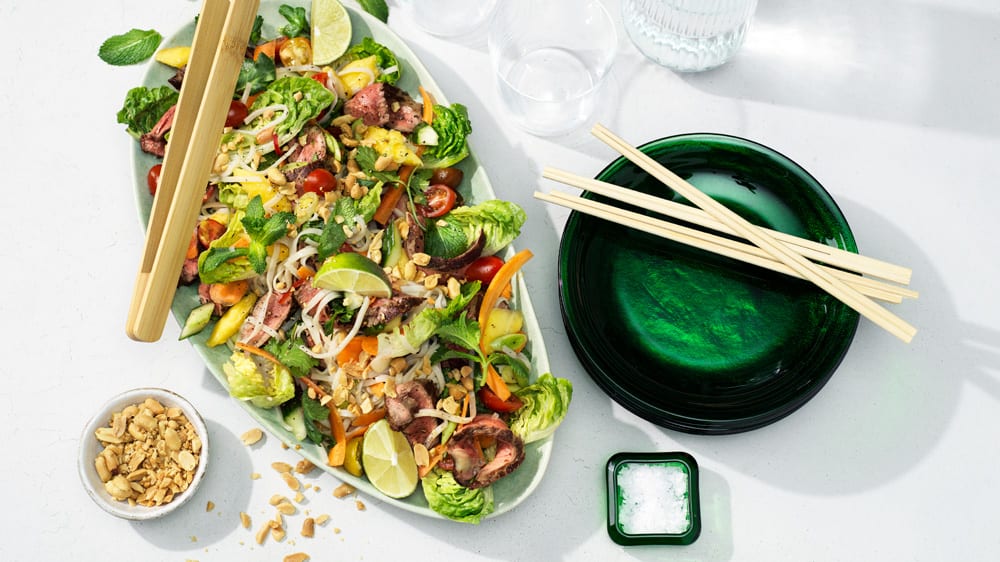 Biffsallad med glasnudlar och jordnötter i airfryer