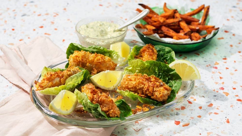 Krispig cornflakesfisk i airfryer med curryremoulad och sötpotatispommes