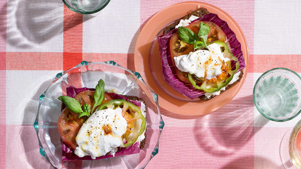 Smörrebröd med dressade sommartomater och burrata