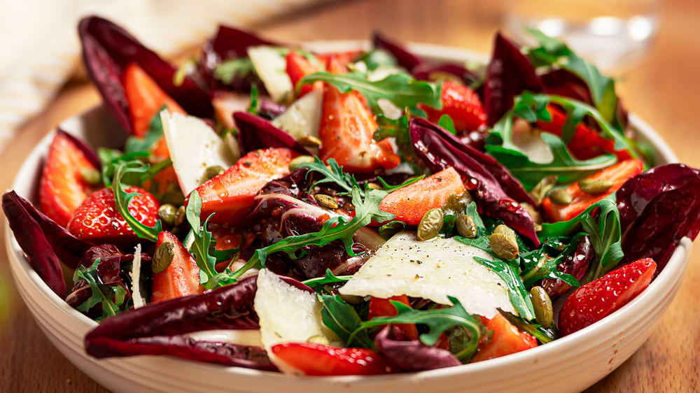 Jordgubbssallad med radicchio och pecorino