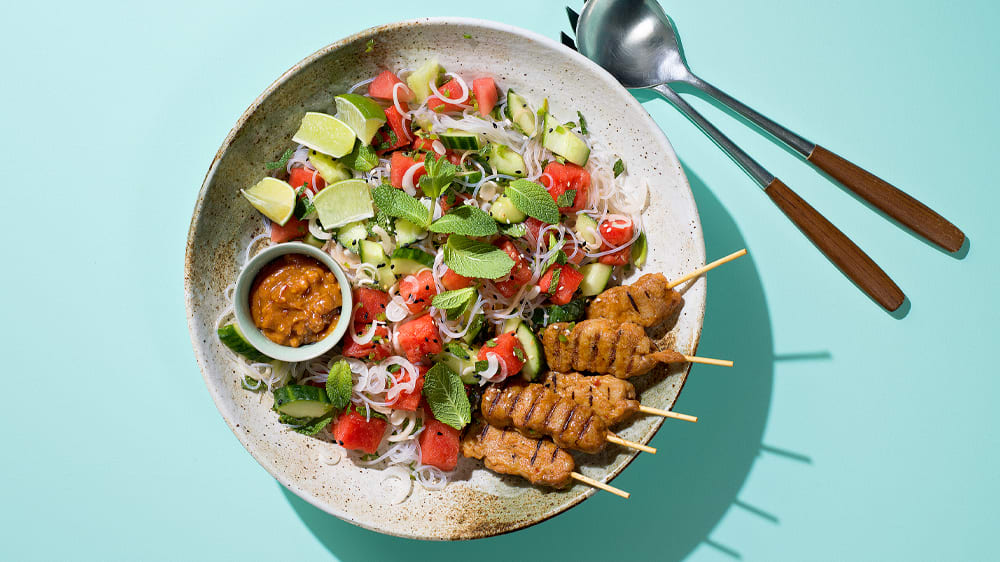 Kycklingspett med nudel- och vattenmelonsallad