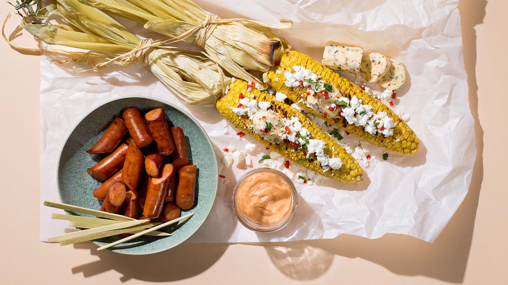 Grillade majskolvar med fetaost och kryddig korv