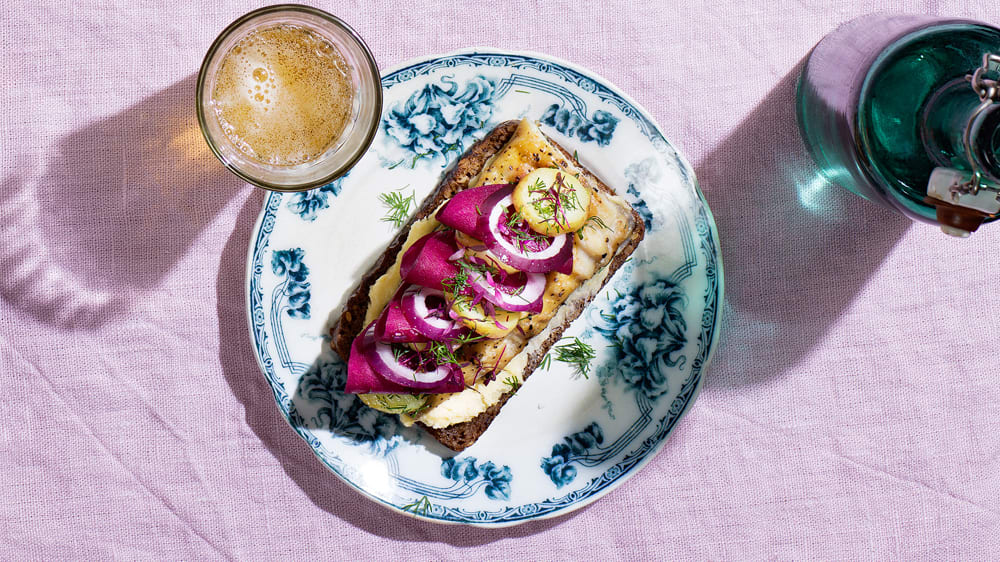 Smörrebröd med makrill, vispat brynt smör och dillslungad färskpotatis