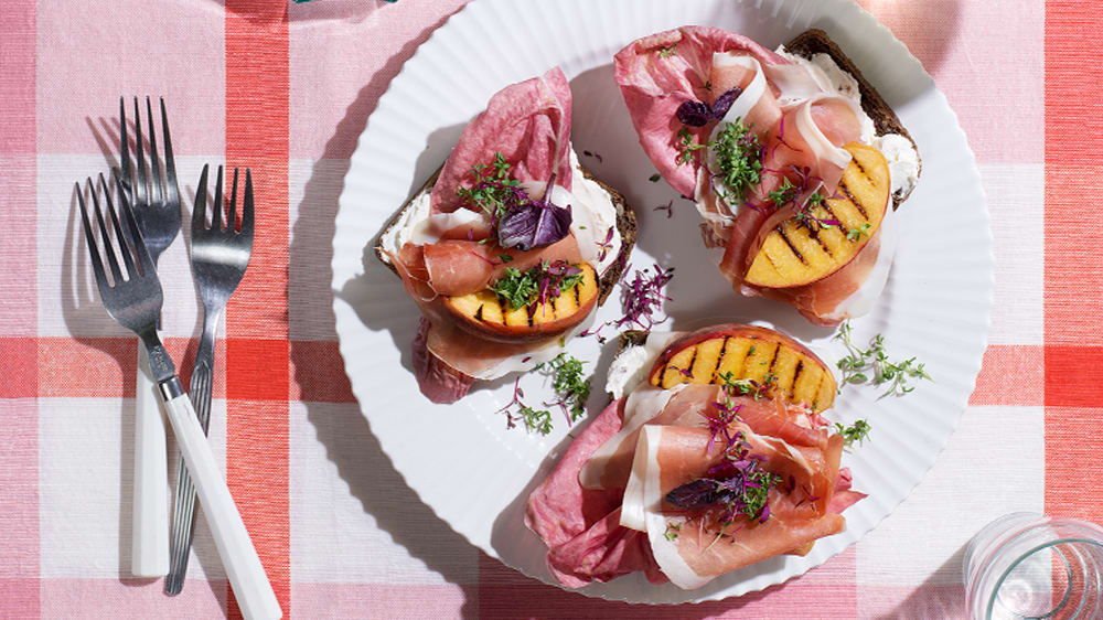 Smörrebröd med prosciutto och grillad persika