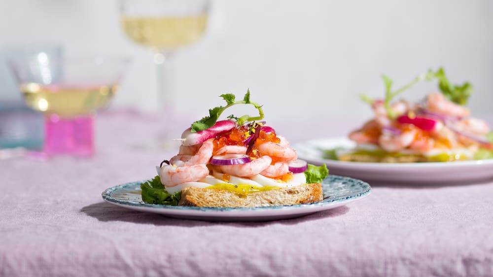 Smörrebröd med räkor, ägg, dillmajo och regnbågsrom