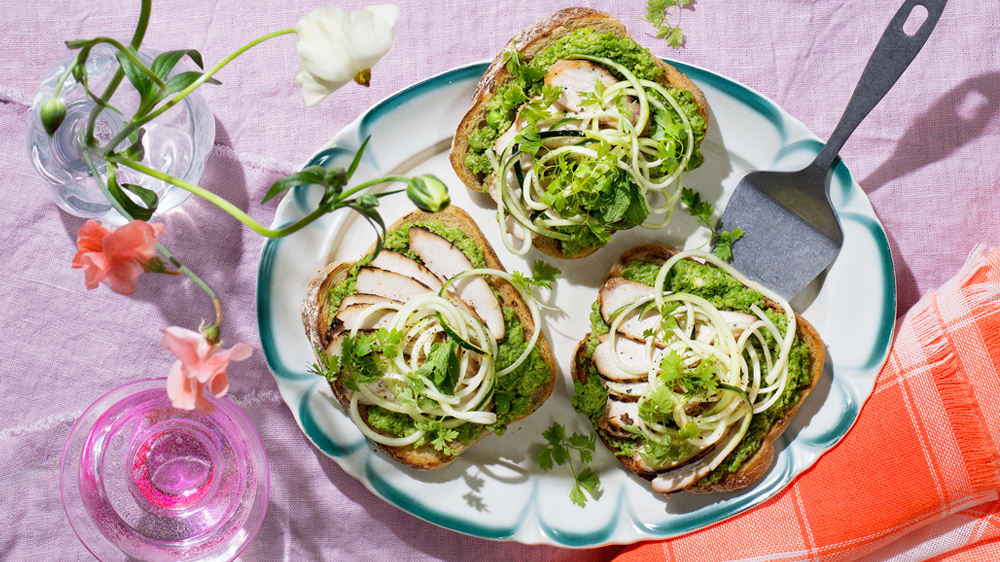 Smörrebröd med ärthummus, kyckling och dressad zucchini