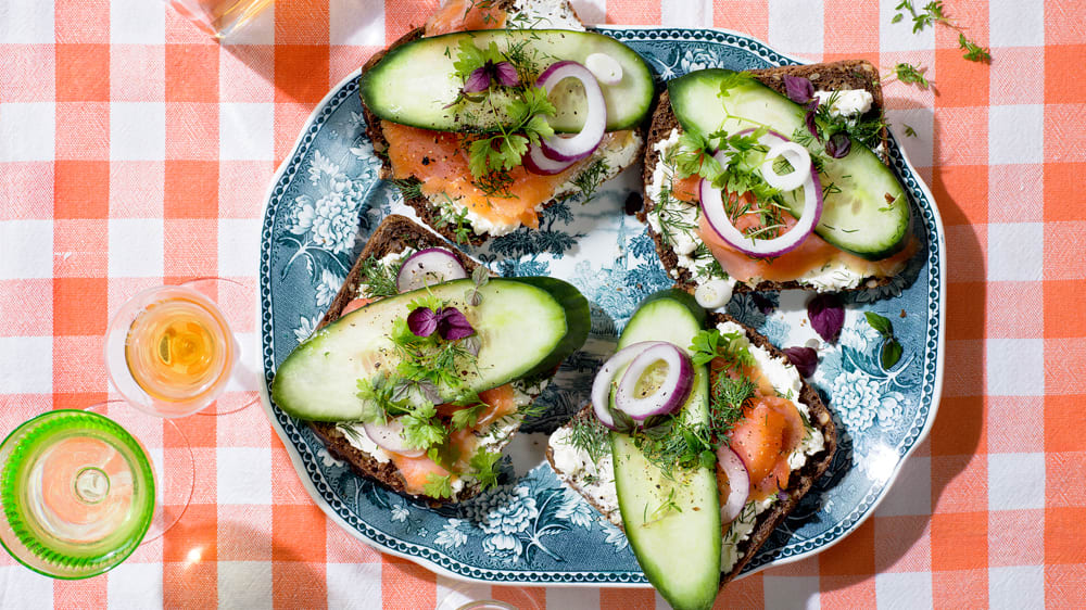 Smörrebröd med kallrökt lax och pepparrot