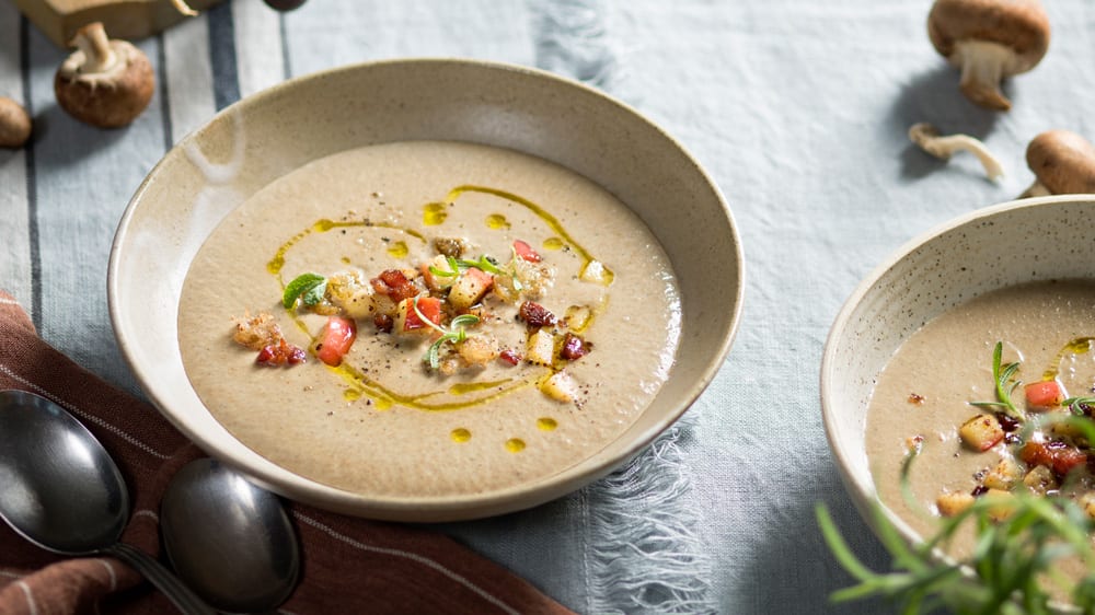 Svampsoppa med knaprigt bacon- och äpplesmul