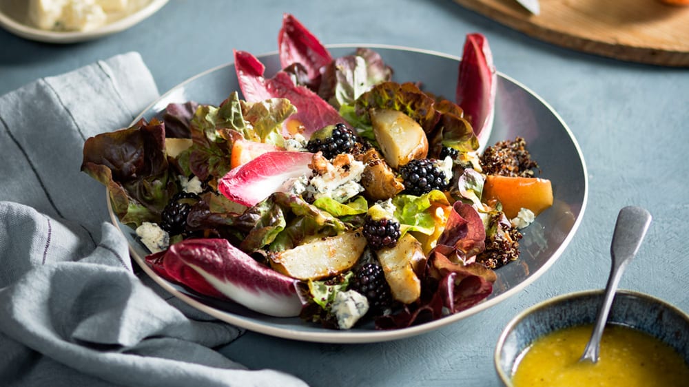 Höstsallad på bakat äpple och jordärtskocka