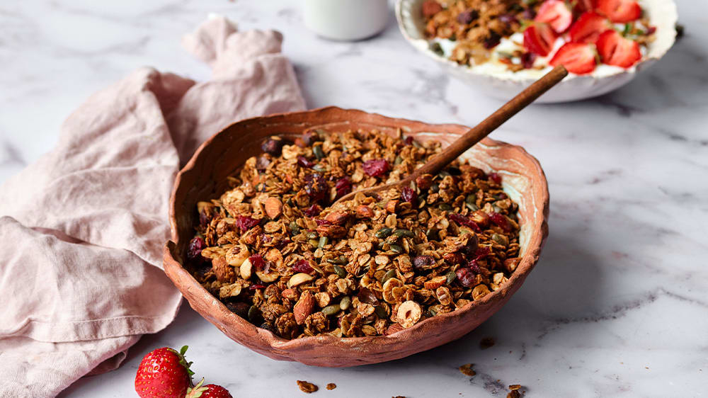Granola med mandelsmör och tranbär