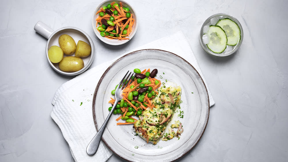 Fisk med gräslökstäcke och bönsallad