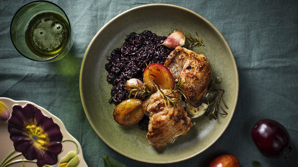 Kyckling med plommon, apelsinzest och svart ris