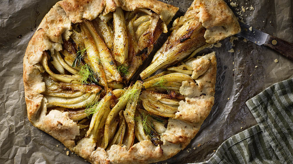 Rustik paj med apelsin- och honungsbräserad fänkål