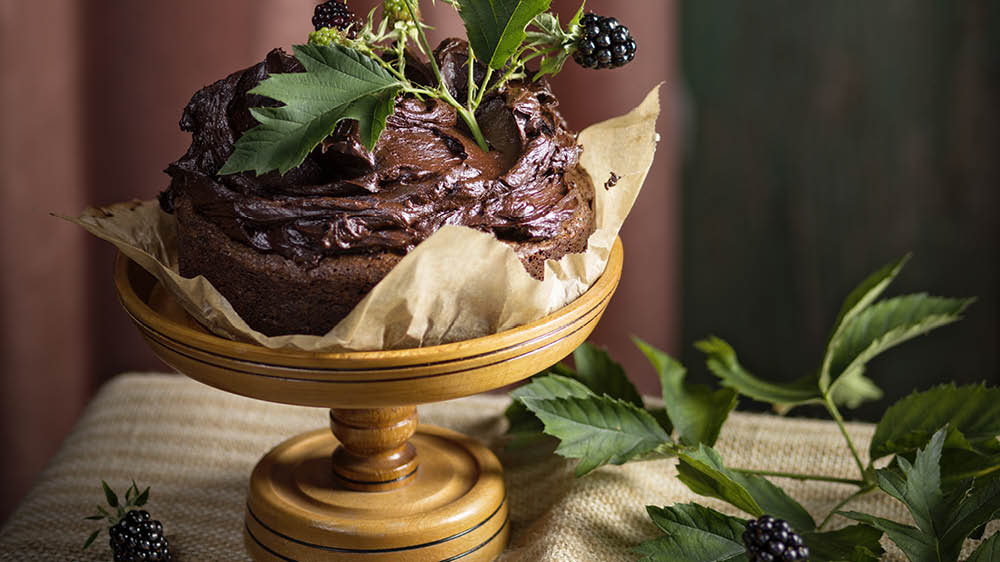Chokladbrownie med björnbär och rosmarin