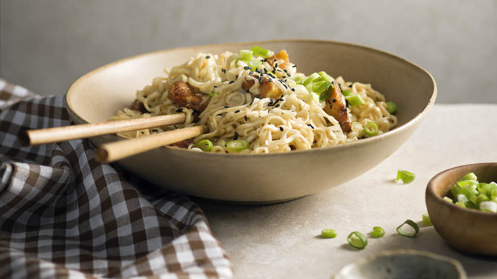 Krämig ramen carbonara med rökt tofu