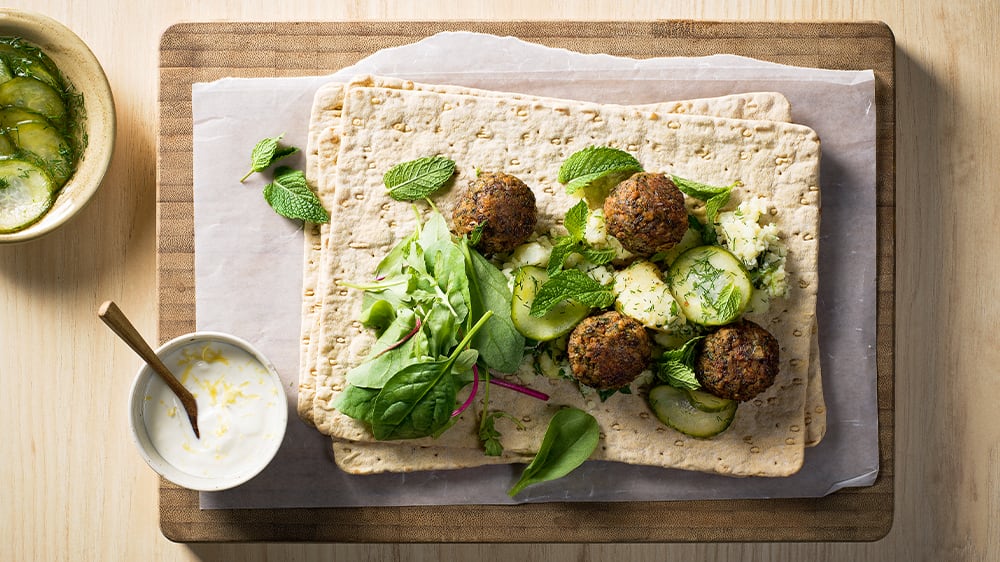 Tunnbrödsrulle med gröna färsbullar och örtstompad potatis