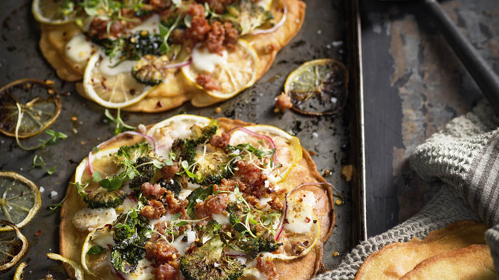 Socca med broccoli och salsiccia