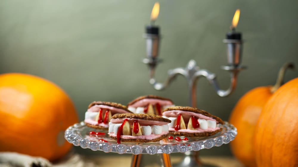 Draculatänder med chocolate chip cookies