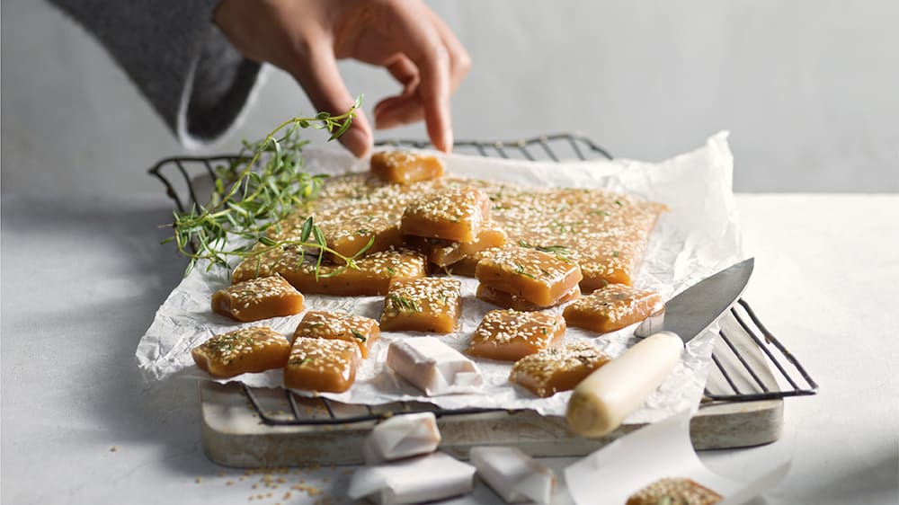 Kola med timjan och rostade sesamfrön 