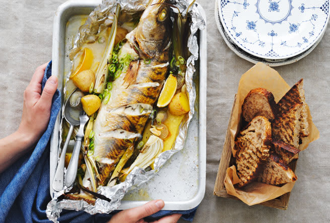 Ugnsbakad hel gös med vitt vin, fänkål, lök och potatis