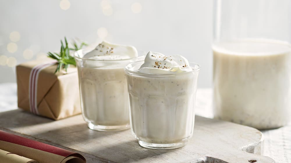 Fluffig dadelmjölk med jordnötssmör och kardemumma