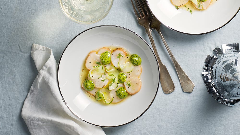 Pilgrimsmussla med dillmajonnäs och ingefärspicklad gurka