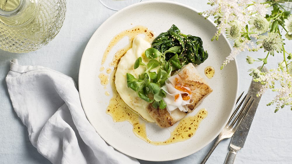 Rimmad torsk med potatis- och jordärtskockspuré, brynt sojasmör, sesamspenat och picklad rättika