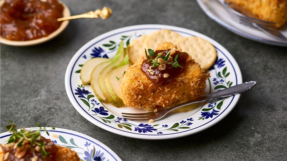 Friterad brie med fikonmarmelad och valnötter
