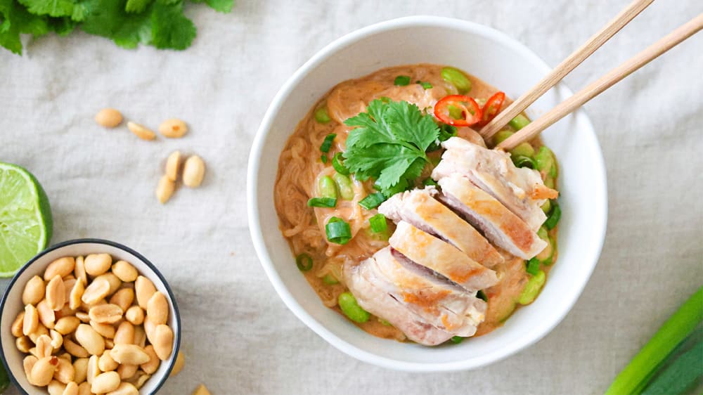 Nudlar med kyckling i het jordnötssås 