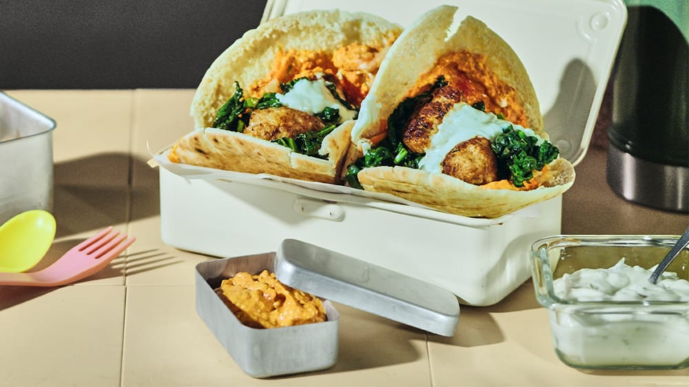 Pita med fläskfärsbullar och rotfruktssallad  