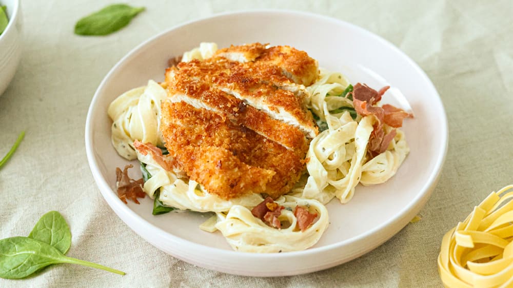 Friterat kycklingbröst med krämig pasta