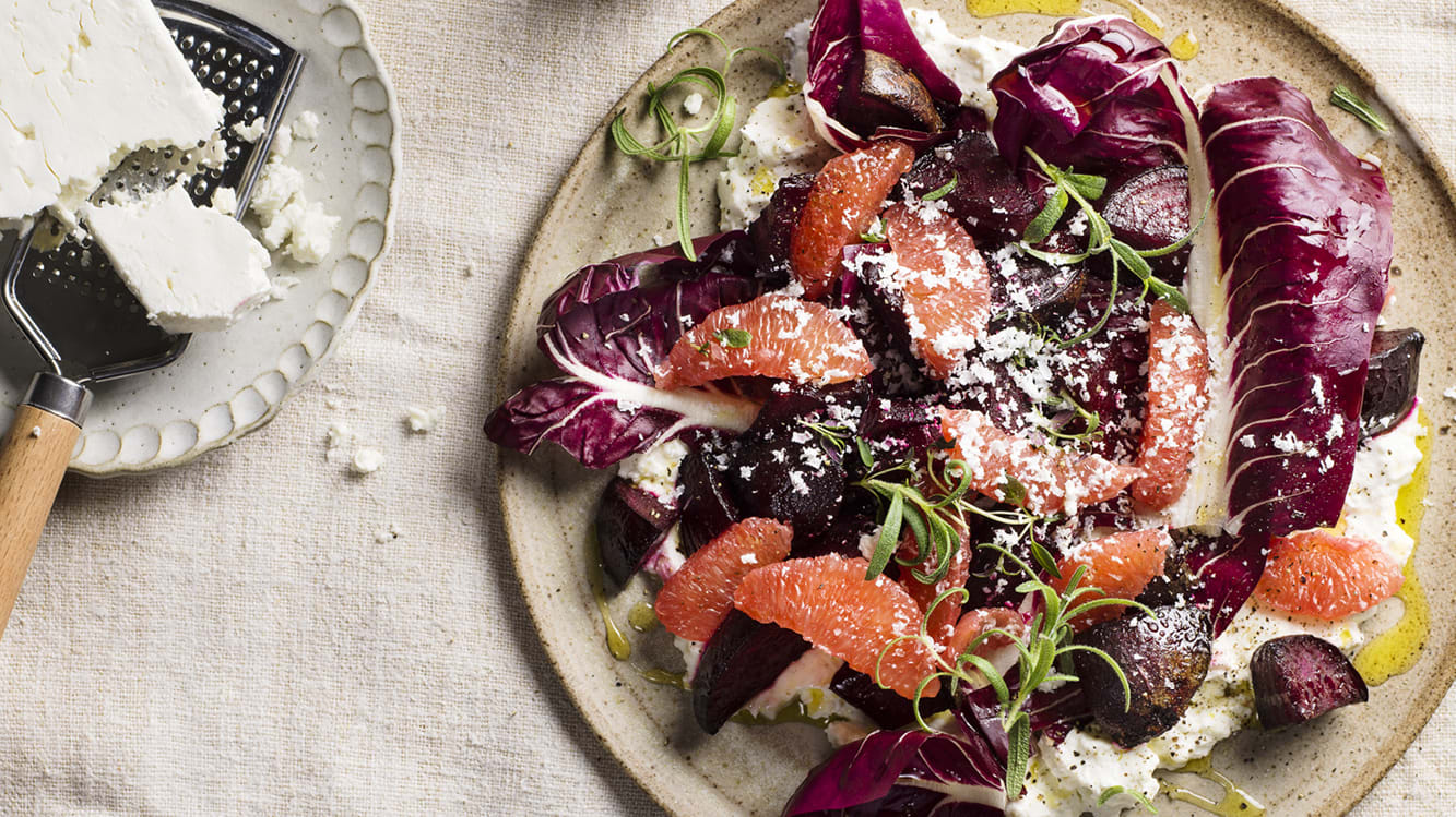 Bakade rödbetor med fetayoghurt, grapefrukt och sallad