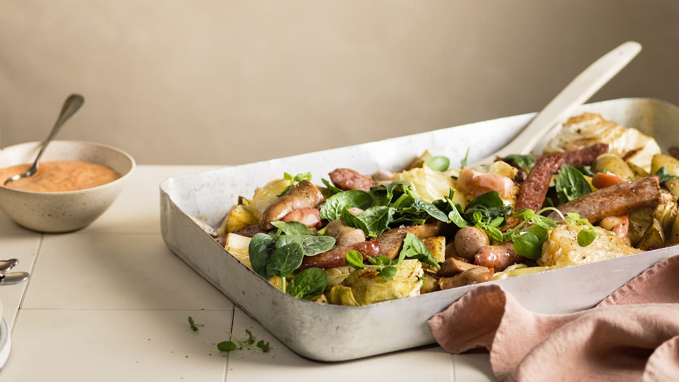 Pytt på plåt med spetskål och ajvarmajonnäs