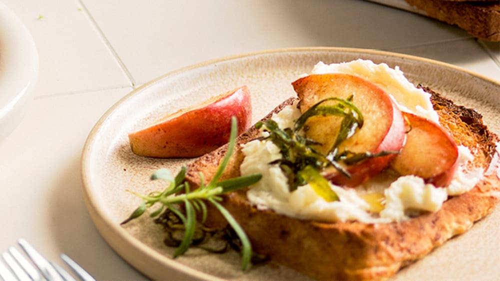 Fattiga riddare med vispad brie och rosmarinstekta äpplen